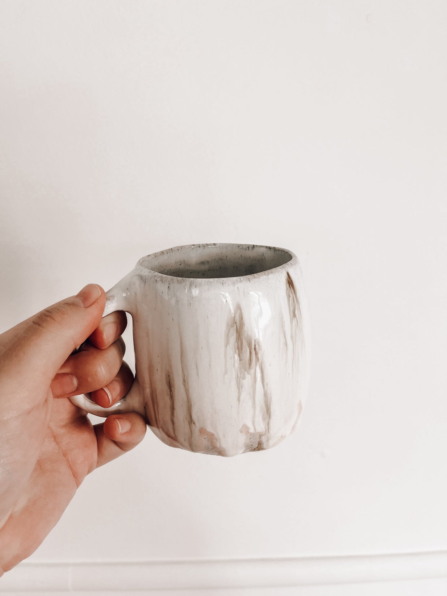 Creamy drip hug mug