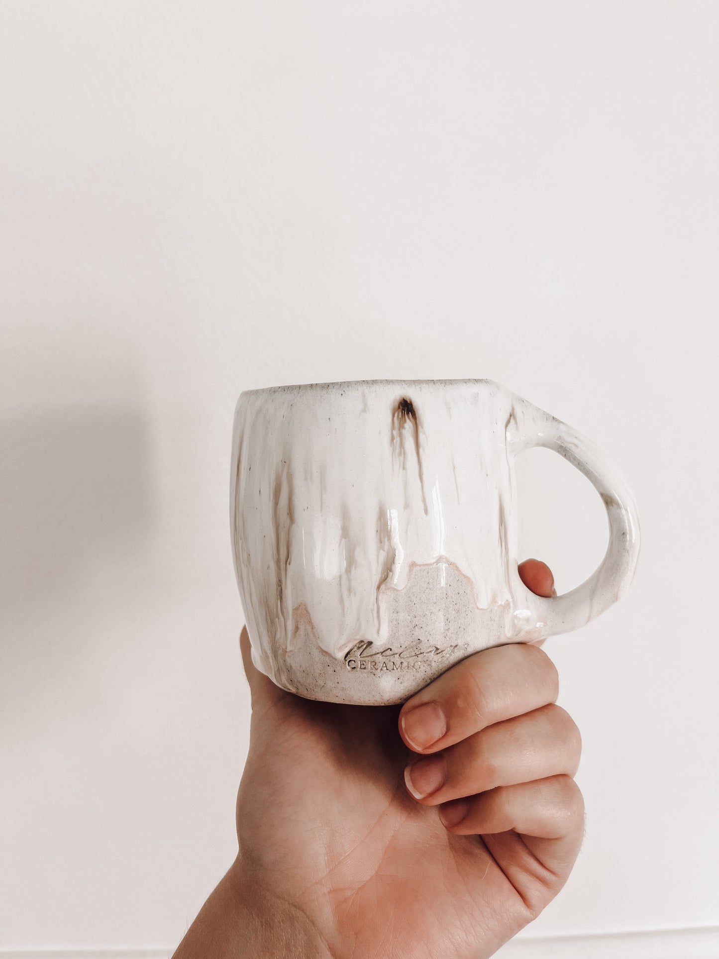 Creamy drip hug mug