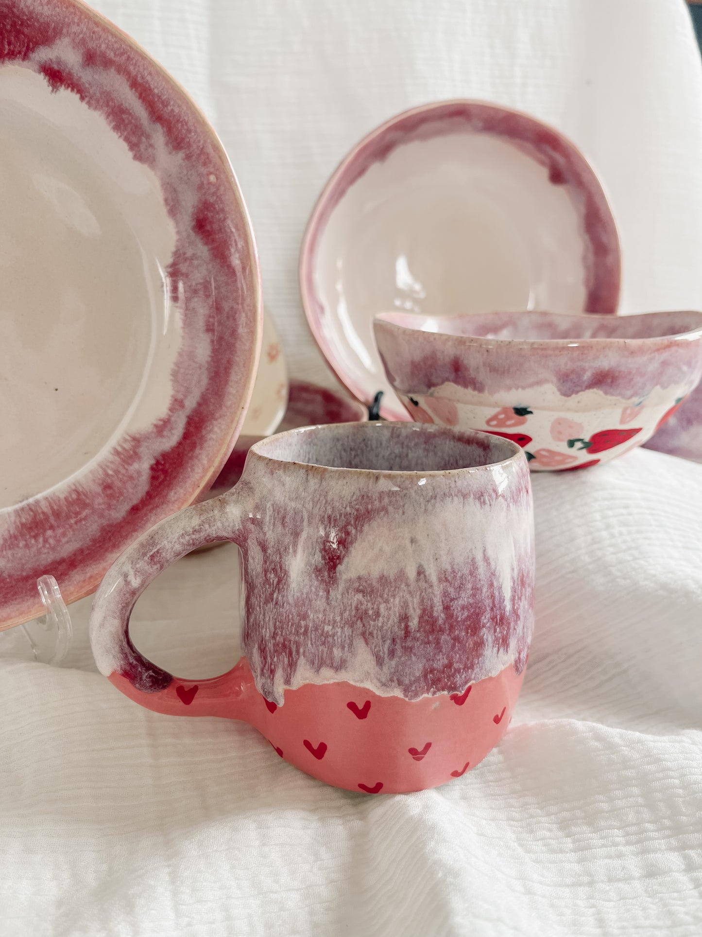 Pink drip heart hug mug