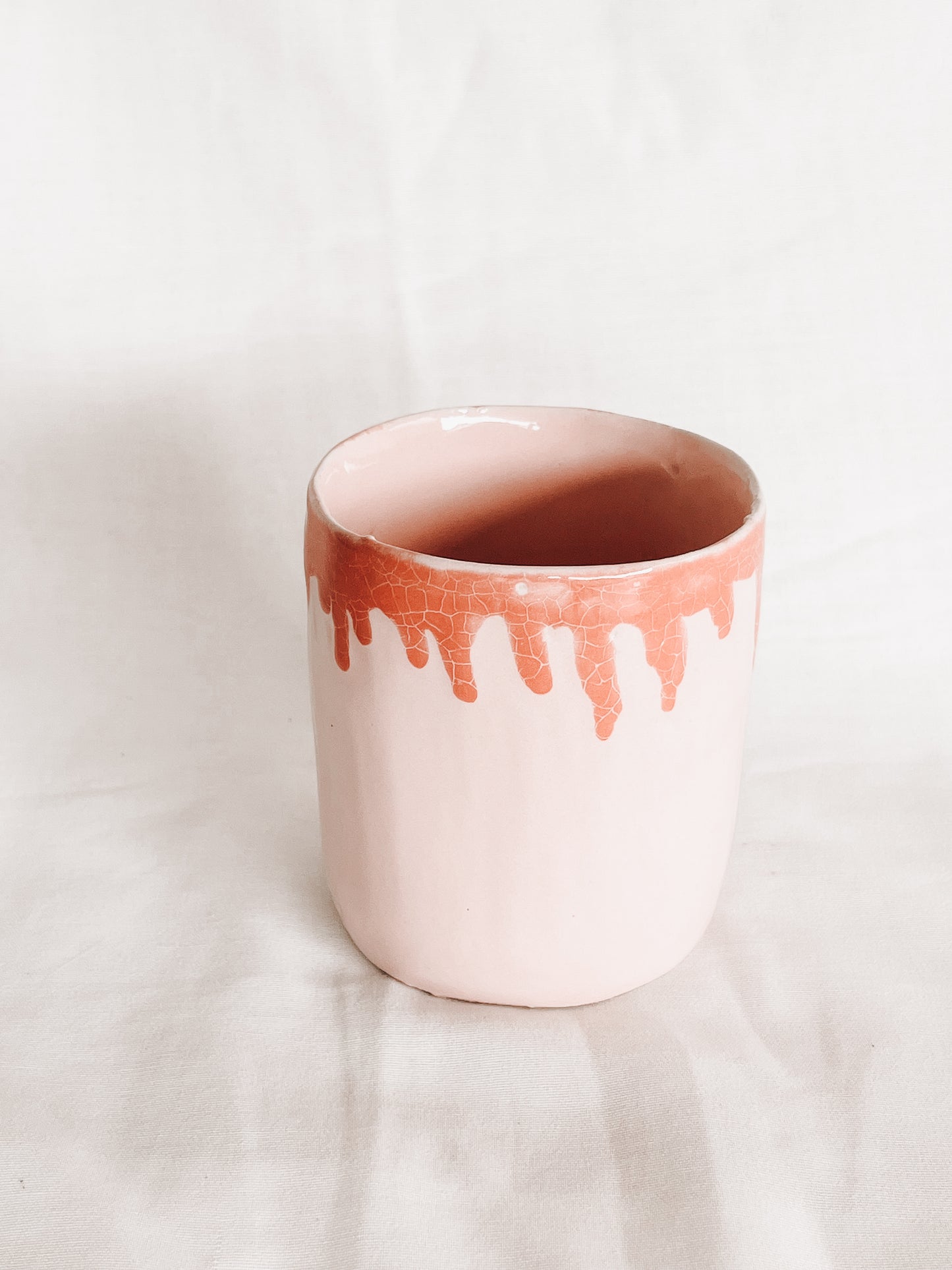 Pink crackle-drip handless hug mug